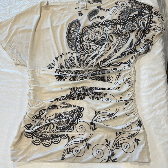 Nouyida Short Sleeve Top Size Medium Black and Cream Rouging around waist - Picture 7 of 7